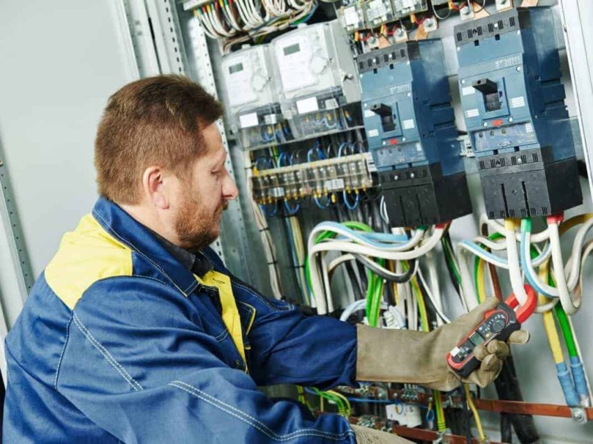 Why it's better to hire electrical contractors